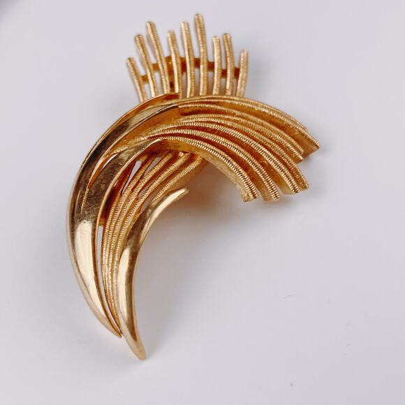 Vintage Signed Trifari Brooch Gold Tone Mid Century Modern Layered Abstract Pin - Picture 5 of 12